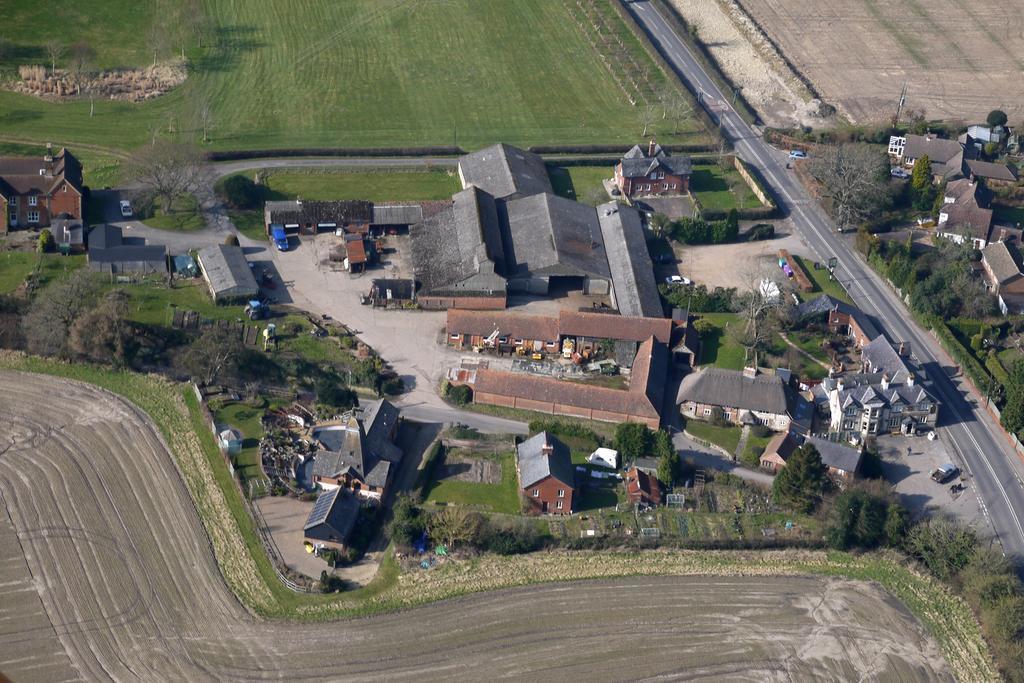 The Three Horseshoes Hotel Alton  Exterior photo
